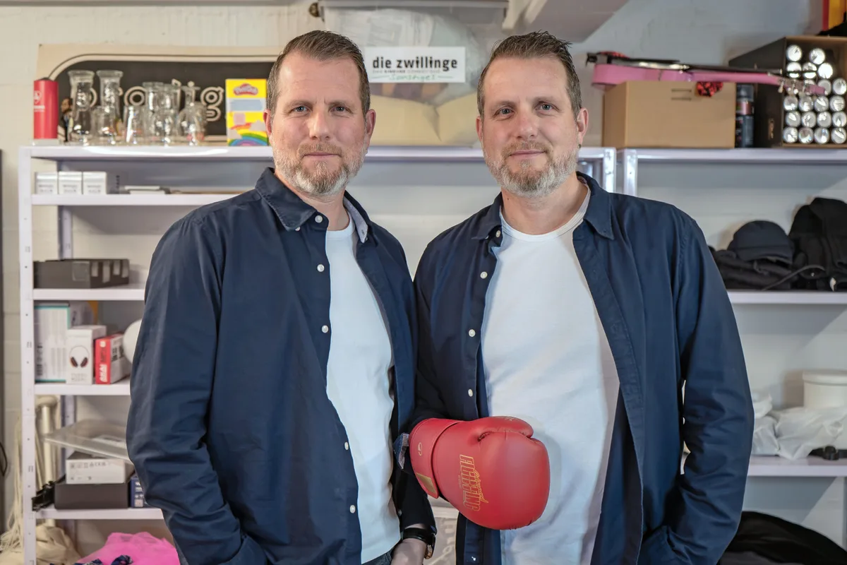 Wer kann die beiden unterscheiden? Matthias und Roland Portmann blicken in die Kamera.